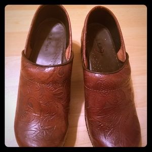 Beutifully detailed Clogs